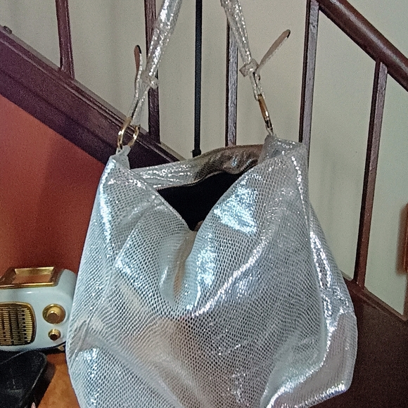 Elegant Silver Women's Shoulder Bag - Picture 1 of 9